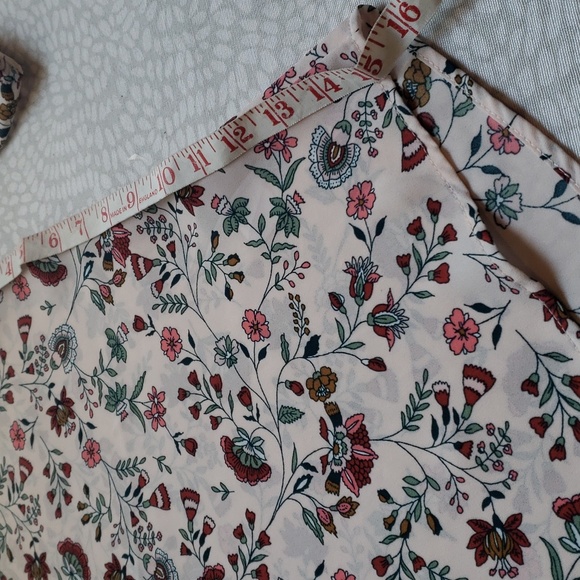 Maurices Cream Floral Print Sheer Blouse Women's Size M - NWT - Picture 7 of 8